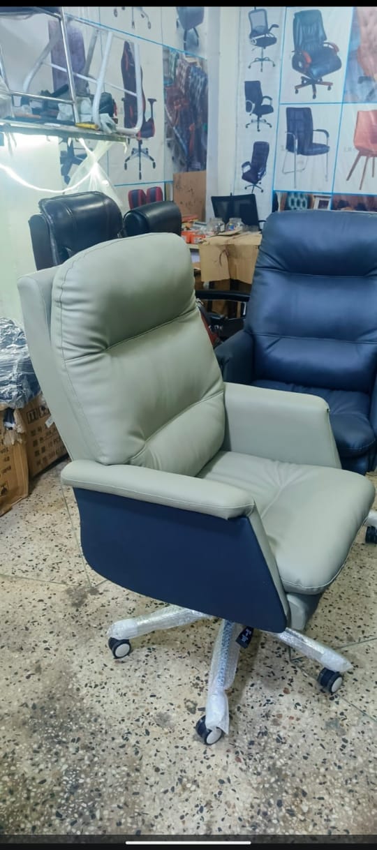 Light Gray Reclining Executive Chair — Office Chair