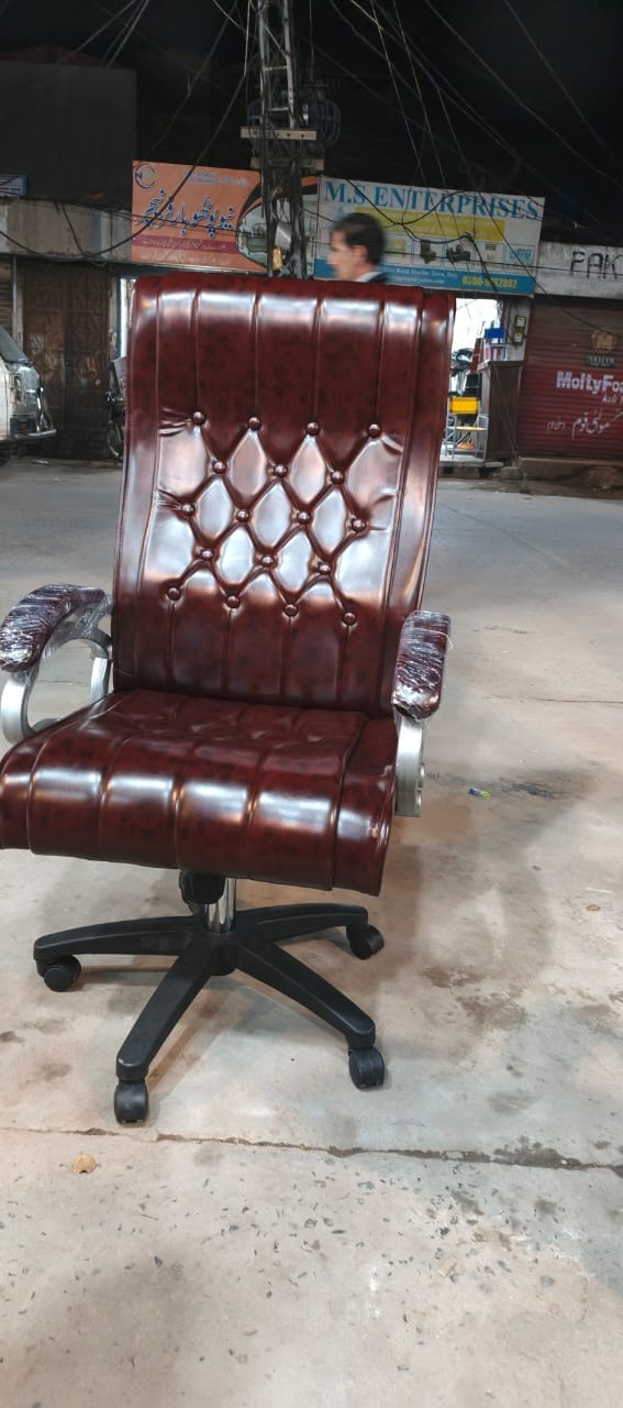 Brown Tufted Executive Chair — Office Chair